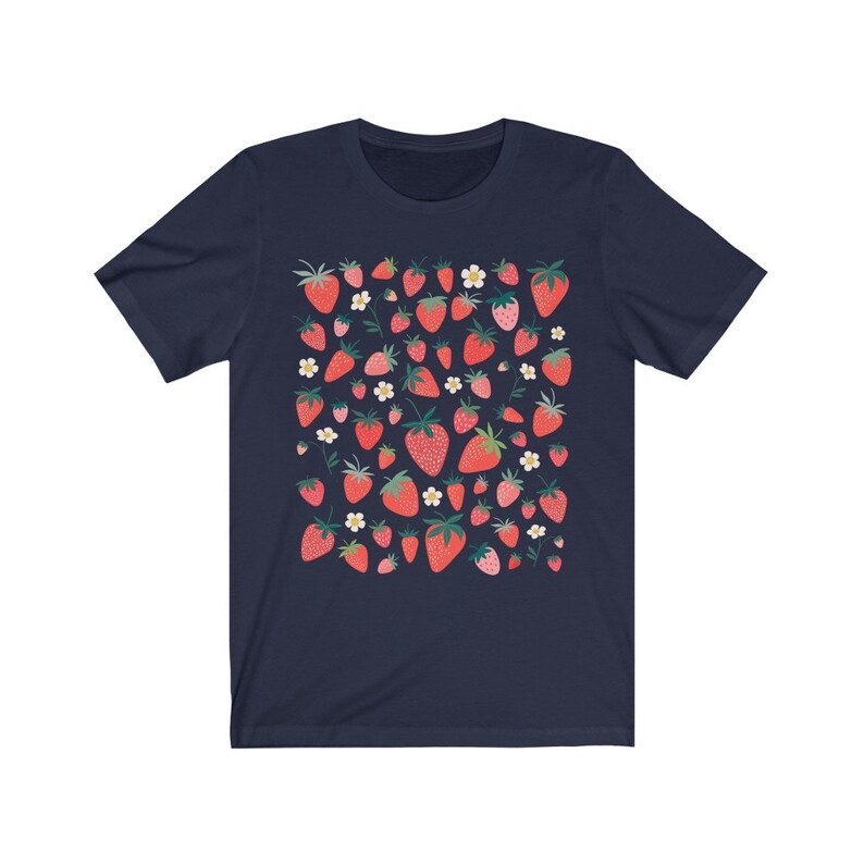 K&ouml;nnte beinhalten: Ein marineblaues T-Shirt mit einem Muster aus roten Erdbeeren und wei&szlig;en Bl&uuml;ten.