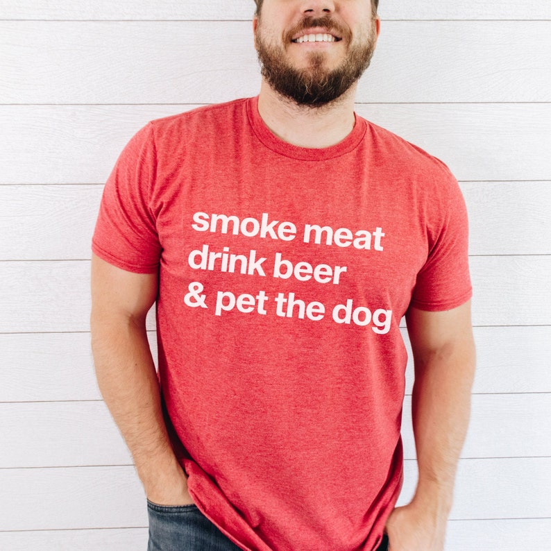K&ouml;nnte beinhalten: Rotes T-Shirt mit wei&szlig;em Text, der "smoke meat drink beer & pet the dog" lautet