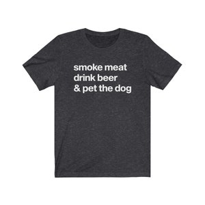 K&ouml;nnte beinhalten: Ein dunkelgraues T-Shirt mit dem Aufdruck "smoke meat drink beer & pet the dog" in wei&szlig;.