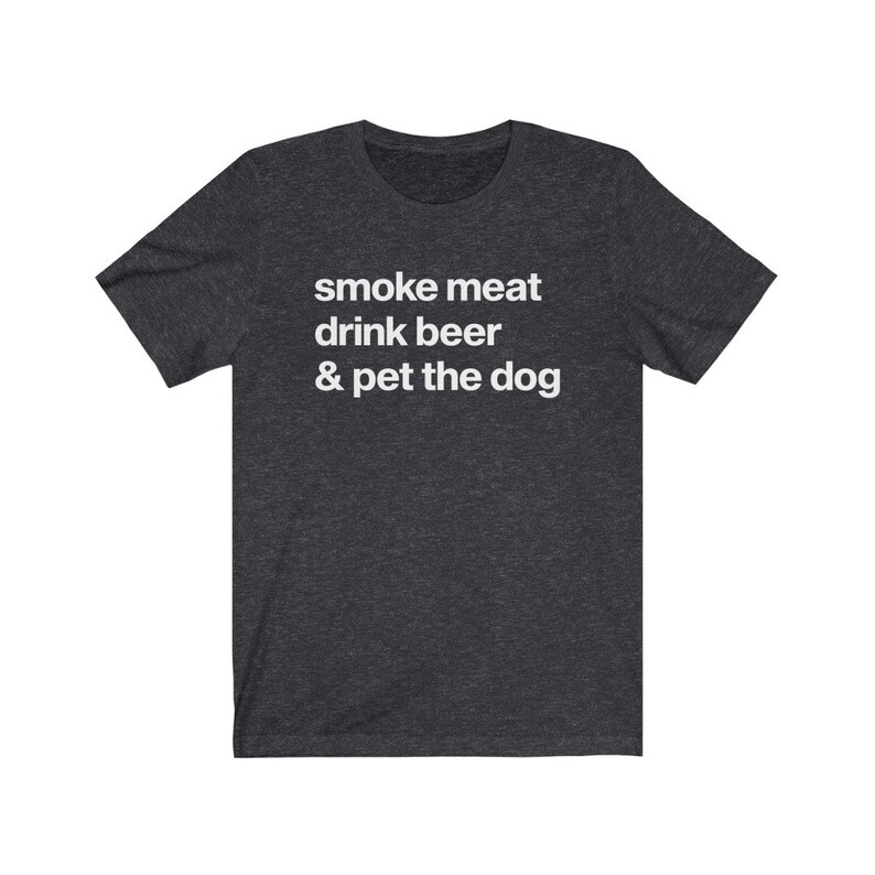 K&ouml;nnte beinhalten: Ein dunkelgraues T-Shirt mit dem Aufdruck "smoke meat drink beer & pet the dog" in wei&szlig;.