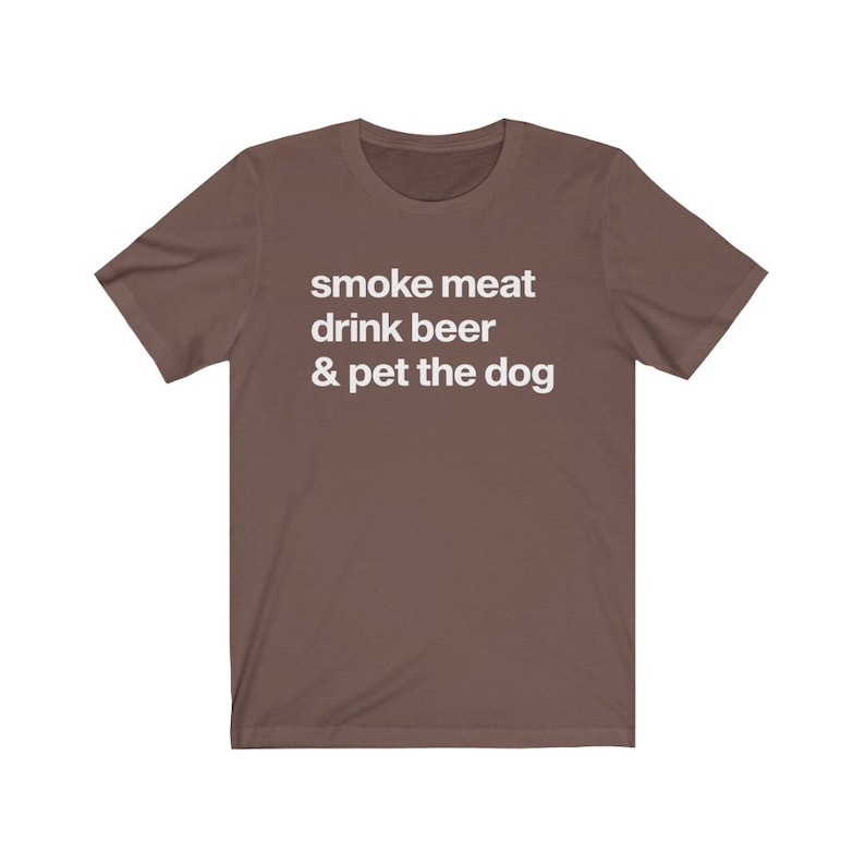 K&ouml;nnte beinhalten: Ein braunes T-Shirt mit dem Aufdruck "smoke meat drink beer & pet the dog" in wei&szlig;.
