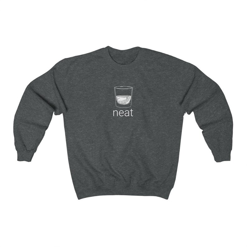 Pode incluir: Uma camisa de moletom cinza escuro com um gr&aacute;fico branco de um copo de licor e a palavra "neat" impressa na frente.