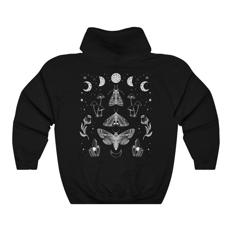 Pu&ograve; includere: Felpa con cappuccio nera con una stampa grafica bianca di falene, funghi e lune crescenti.