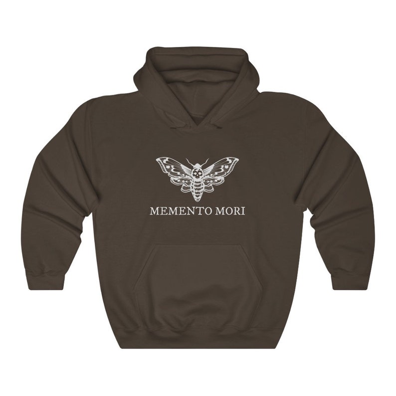 K&ouml;nnte beinhalten: Ein dunkelbraunes Kapuzenpullover mit einem wei&szlig;en Motiv eines Motten mit einem Totenkopf auf dem Kopf und dem Text "MEMENTO MORI" darunter.