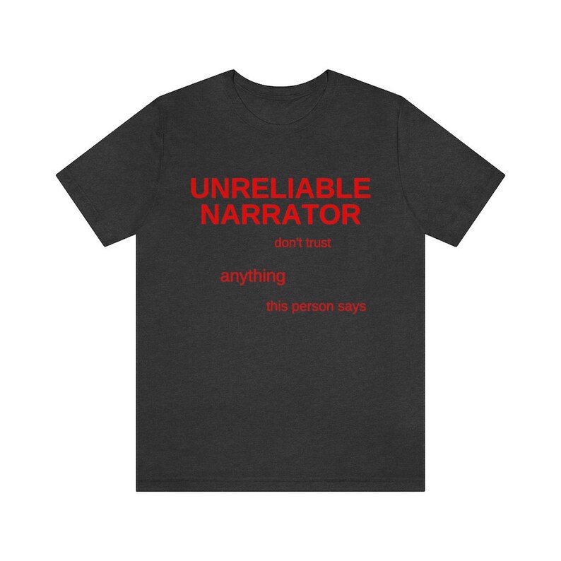 Puede incluir: Camiseta gris oscuro con el texto "UNRELIABLE NARRATOR" en rojo. El texto "don't trust anything this person says" tambi&eacute;n est&aacute; en rojo.