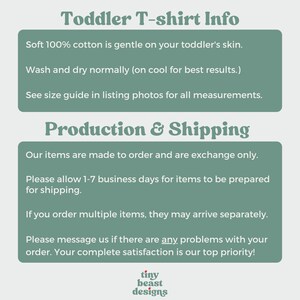 Pu&ograve; includere: Una grafica di testo verde e bianco con il testo "Toddler T-shirt Info" e informazioni sulla produzione e la spedizione di magliette per bambini piccoli. Il testo include informazioni sul materiale, le istruzioni di cura e i tempi di spedizione. La grafica include anche il testo "tiny beast designs".