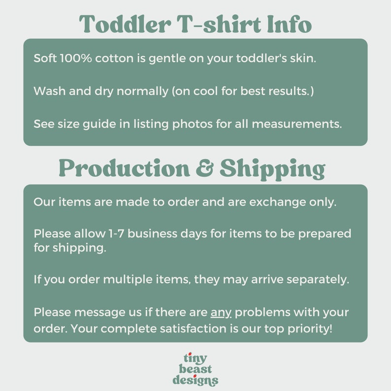 Pu&ograve; includere: Una grafica di testo verde e bianco con il testo "Toddler T-shirt Info" e informazioni sulla produzione e la spedizione di magliette per bambini piccoli. Il testo include informazioni sul materiale, le istruzioni di cura e i tempi di spedizione. La grafica include anche il testo "tiny beast designs".