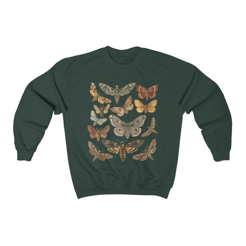 K&ouml;nnte beinhalten: Ein dunkelgr&uuml;ner Pullover mit einer Vintage-Illustration verschiedener Motten und Schmetterlinge in Braun-, Gelb- und Wei&szlig;t&ouml;nen.