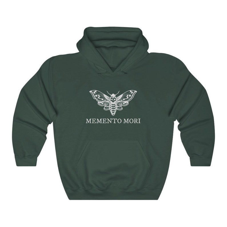 K&ouml;nnte beinhalten: Ein dunkelgr&uuml;ner Kapuzenpullover mit einem wei&szlig;en Motiv eines Totenkopfschw&auml;rmers mit einem Sch&auml;del auf dem Kopf und dem Text "MEMENTO MORI" darunter.