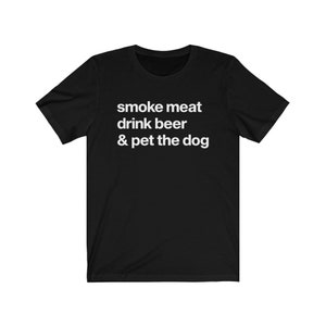 K&ouml;nnte beinhalten: Schwarzes T-Shirt mit wei&szlig;em Text, der "smoke meat drink beer & pet the dog" lautet