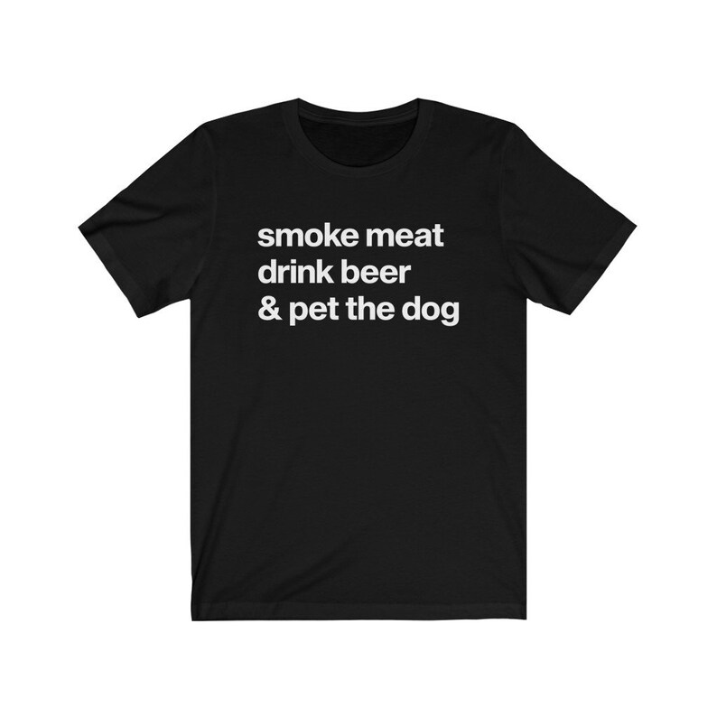 K&ouml;nnte beinhalten: Schwarzes T-Shirt mit wei&szlig;em Text, der "smoke meat drink beer & pet the dog" lautet