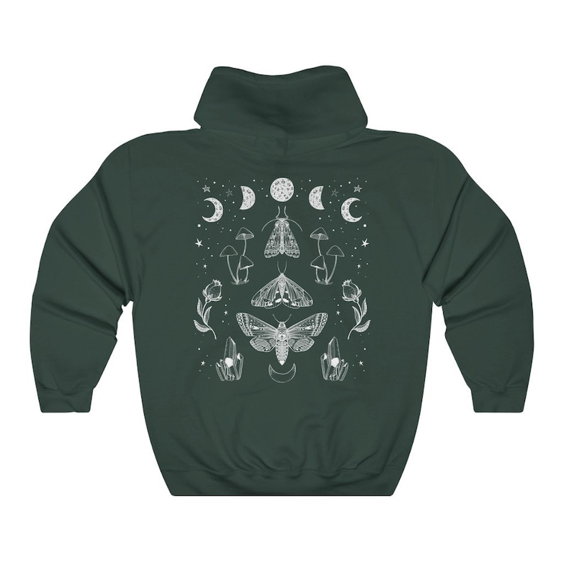 Pu&ograve; includere: Una felpa con cappuccio verde scuro con una stampa grafica bianca di falene, funghi, cristalli e lune.