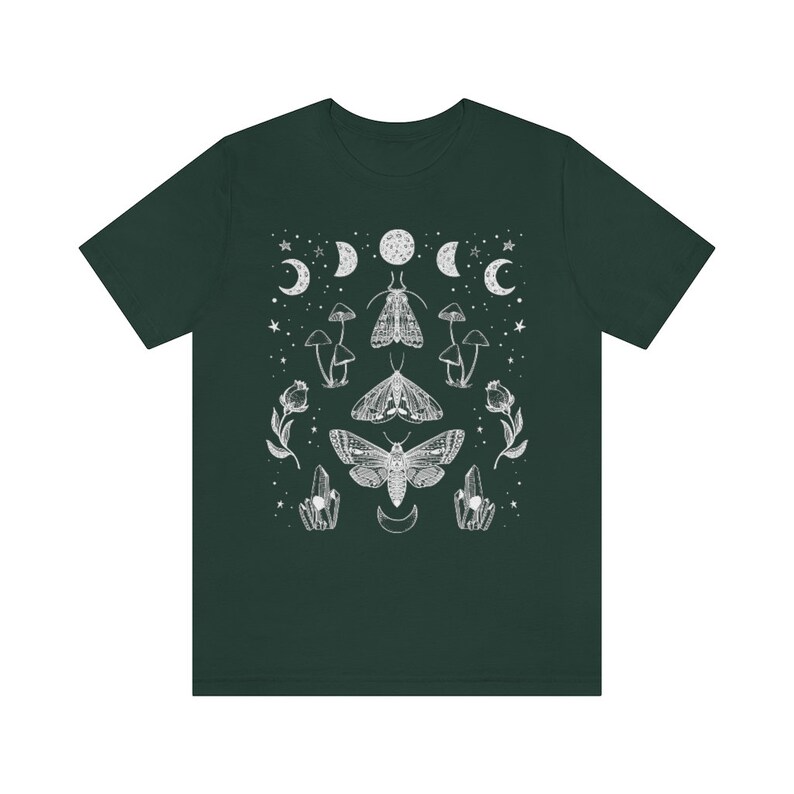 Puede incluir: Una camiseta verde oscuro con un dise&ntilde;o blanco con polillas, hongos, cristales y lunas.