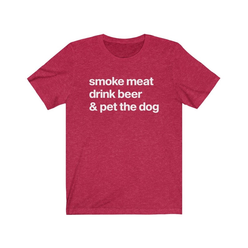K&ouml;nnte beinhalten: Rotes T-Shirt aus Mischgewebe mit wei&szlig;em Text, der "smoke meat drink beer & pet the dog" lautet