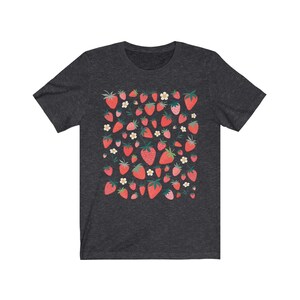 K&ouml;nnte beinhalten: Ein dunkelgraues T-Shirt mit einem Muster aus roten Erdbeeren und wei&szlig;en Bl&uuml;ten.