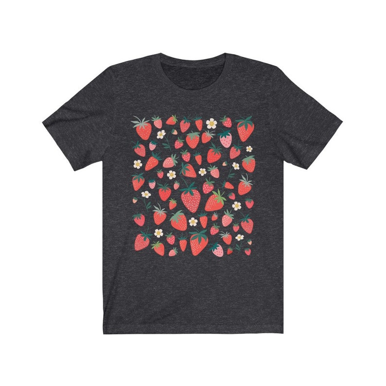 K&ouml;nnte beinhalten: Ein dunkelgraues T-Shirt mit einem Muster aus roten Erdbeeren und wei&szlig;en Bl&uuml;ten.