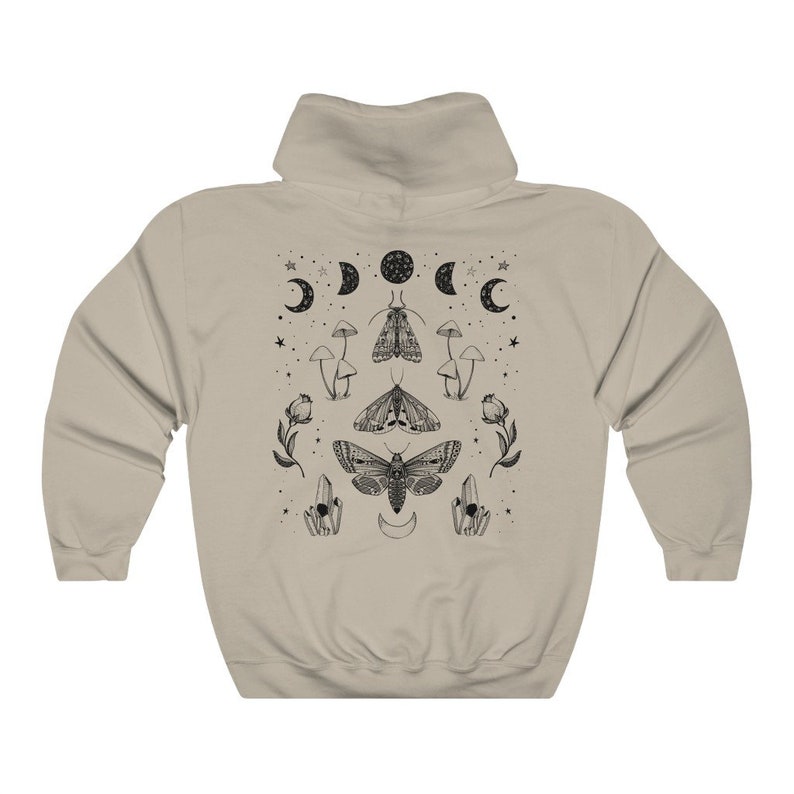 Pu&ograve; includere: Una felpa con cappuccio beige con una stampa grafica in bianco e nero di falene, funghi e lune. La grafica &egrave; centrata sul retro della felpa con cappuccio.