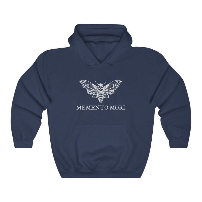 K&ouml;nnte beinhalten: Ein marineblauer Hoodie mit einem wei&szlig;en Motiv eines Schmetterlings mit Totenkopfdesign und dem darunter gedruckten Text "MEMENTO MORI".