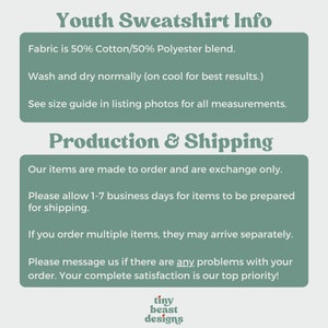 K&ouml;nnte beinhalten: Text auf gr&uuml;nem Hintergrund mit dem Titel "Youth Sweatshirt Info". Der Text beschreibt die Stoffmischung, die Waschanleitung und Informationen zur Produktion und zum Versand. Der Text enth&auml;lt auch den Satz "tiny beast designs".