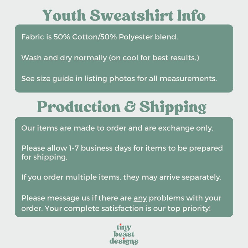 K&ouml;nnte beinhalten: Text auf gr&uuml;nem Hintergrund mit dem Titel "Youth Sweatshirt Info". Der Text beschreibt die Stoffmischung, die Waschanleitung und Informationen zur Produktion und zum Versand. Der Text enth&auml;lt auch den Satz "tiny beast designs".