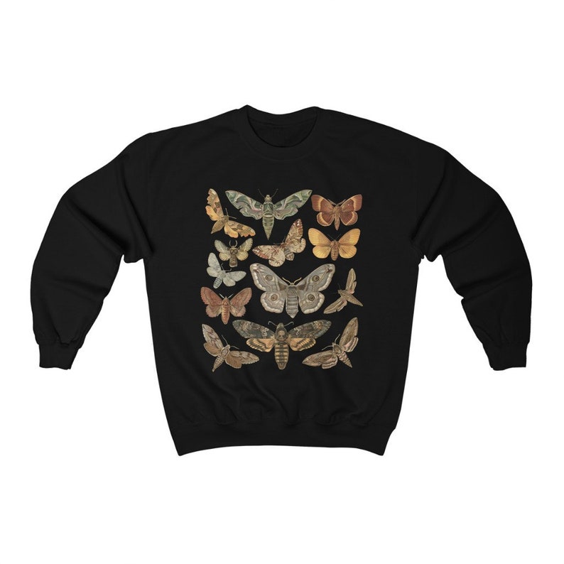 K&ouml;nnte beinhalten: Schwarzer Pullover mit einer Vintage-Illustration verschiedener Motten und Schmetterlinge in Braun-, Gr&uuml;n- und Gelbt&ouml;nen.