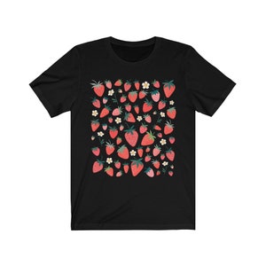 K&ouml;nnte beinhalten: Schwarzes T-Shirt mit einem Muster aus roten Erdbeeren und wei&szlig;en Bl&uuml;ten.