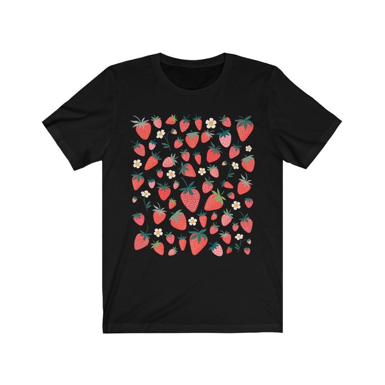 K&ouml;nnte beinhalten: Schwarzes T-Shirt mit einem Muster aus roten Erdbeeren und wei&szlig;en Bl&uuml;ten.