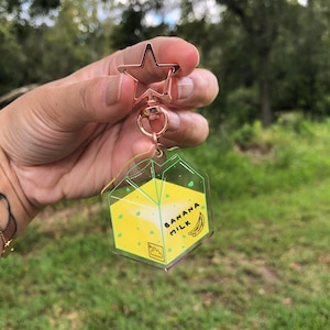 Chaveiro de leite de banana, pingente de acrílico amarelo pastel kawaii, acessórios fofos para mochilas, pingente de caixa de leite de banana coreano de 2 polegadas, bebidas lácteas