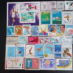 Op de afbeelding: Een verzameling postzegels met diverse olympische zwem- en duikevenementen. De postzegels tonen atleten in beweging, olympische ringen en landnamen zoals Mongolië, Tanzania en Liberia, met verschillende denominaties en poststempels.