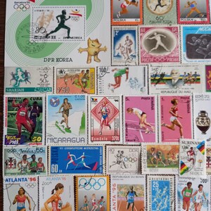 Puede incluir: Una colección de sellos postales coloridos con atletas olímpicos en varios deportes. Los sellos incluyen imágenes de corredores, saltadores y otros competidores, con texto que indica el país y el año.