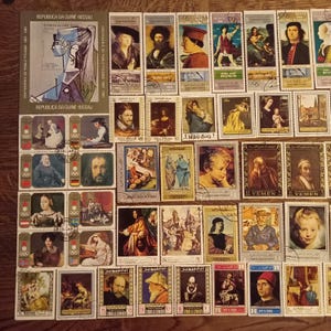 Può includere: Una collezione di francobolli vintage che presenta vari ritratti storici, dipinti classici e illustrazioni artistiche. I francobolli mostrano soggetti diversi, tra cui figure in abiti d'epoca, scene religiose e arte astratta, con testo in diverse lingue e denominazioni.