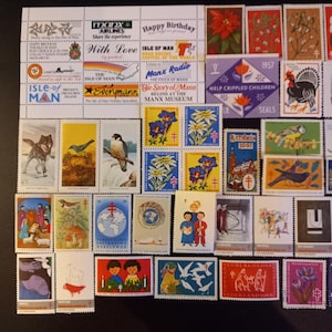 Può includere: Una collezione di francobolli colorati con vari disegni. Alcuni francobolli raffigurano fiori, uccelli e immagini religiose. Altri presentano testi come "Happy Birthday" e "Isle of Man". I francobolli sono disposti su uno sfondo nero.