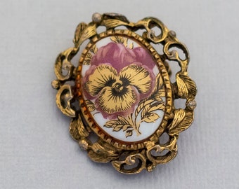 Aged gold frame viola flower vintage brooch (C6)