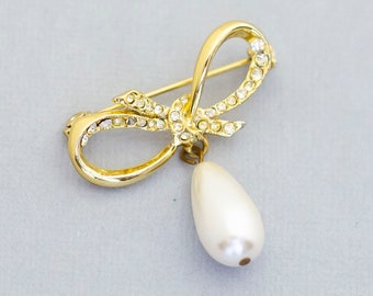 Golden bow with faux pearl brooch (C7)