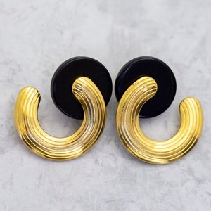 Pendientes de botón vintage, pendientes de tono dorado de media luna, pendientes de botón negros, pendientes de letra C, hechos por Avon - C8