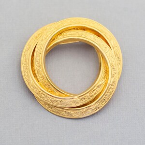 Golden circle vintage brooch (C6)