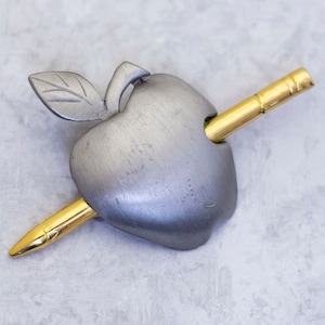 Vintage broche, zilveren toon Apple broche, gouden toon potlood broche, school broche, student leraar broche, educatieve broche - CG1