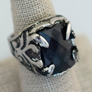 Size 8 gothic black gemstone vintage ring (C6)