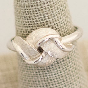 Maat 9, Avon Ring, Silver Tone Ring, Elegante Ring, Vintage Ring, Boho Ring, Mid Century Ring, Hippie Ring, Knot Ring, Vintage Knot Ring