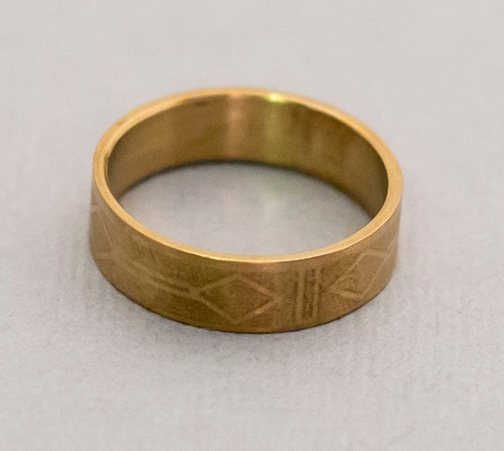 Size 8 1/2 gold tone vintage ring (C1)