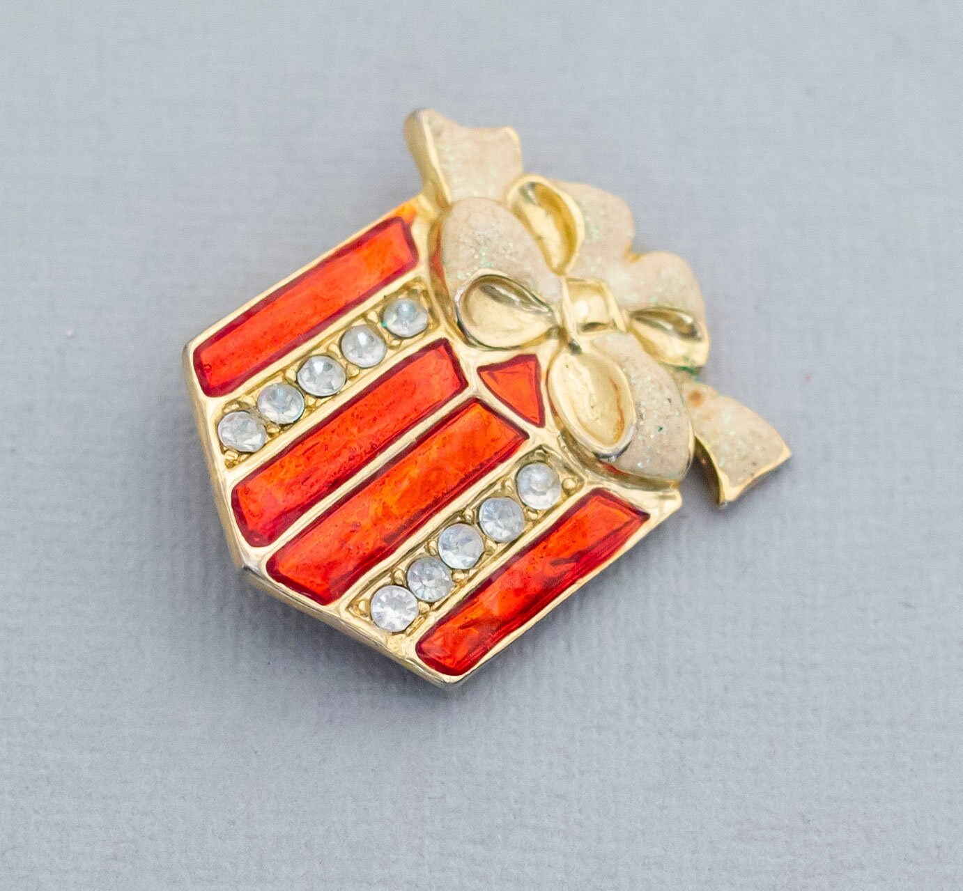 ヴィンテージ クリスマス ギフト ブローチ、ゴールド トーン ギフト