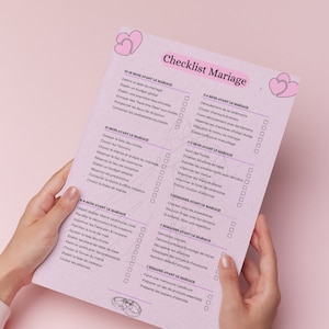 Peut inclure: Une liste de contrôle rose pour la planification d'un mariage avec une liste de contrôle pour chaque mois précédant le mariage. La liste de contrôle comprend des tâches telles que le choix du lieu, l'envoi des invitations et la réservation d'un photographe.