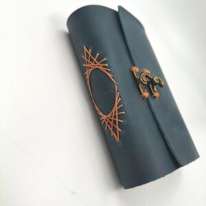 Puede incluir: Un juego de tres tazas de cer&aacute;mica con un acabado mate moteado. Las tazas son de color crema, gris claro y gris oscuro. Cada taza tiene un dise&ntilde;o simple y minimalista y un asa redondeada.