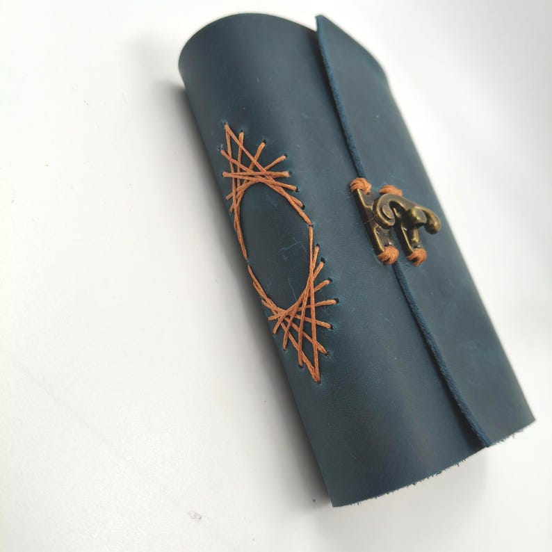 Puede incluir: Un juego de tres tazas de cer&aacute;mica con un acabado mate moteado. Las tazas son de color crema, gris claro y gris oscuro. Cada taza tiene un dise&ntilde;o simple y minimalista y un asa redondeada.