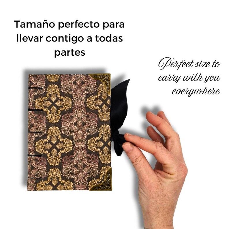 Puede incluir: Un diario decorativo con una cubierta de patr&oacute;n floral marr&oacute;n y dorado, esquinas doradas y un cierre de cinta negra. El texto en la imagen dice "Perfect size to carry with you everywhere."