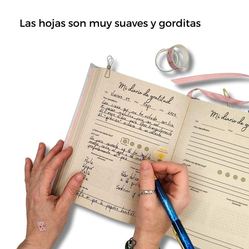 Puede incluir: Una taza de cer&aacute;mica blanca con asa negra y el texto "But First, Coffee" en negrita negra. La taza se encuentra sobre un fondo borroso, sugiriendo un ambiente acogedor.