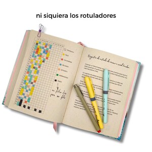 Puede incluir: Un juego de tres tazas de cer&aacute;mica con acabado mate moteado. Las tazas son de color crema, gris claro y gris oscuro. Cada taza tiene un dise&ntilde;o simple y minimalista.