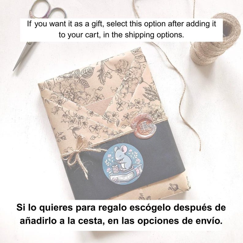 Puede incluir: Un paquete envuelto para regalo con papel floral, atado con hilo y sellado con un sello de cera. Una pegatina con un rat&oacute;n de dibujos animados sobre libros es visible. Texto en ingl&eacute;s y espa&ntilde;ol.