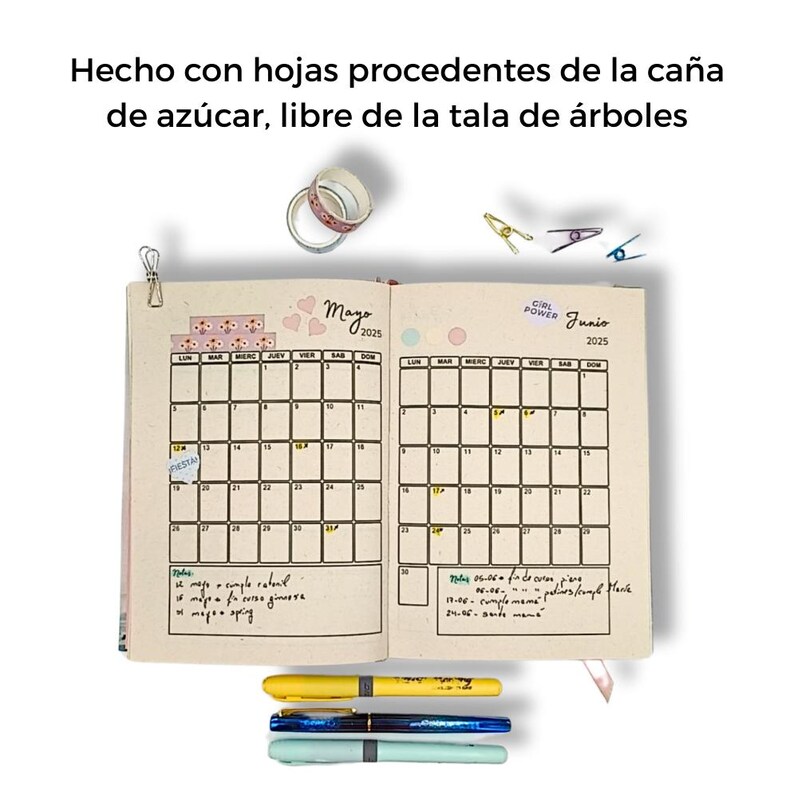 Puede incluir: Una agenda abierta a los meses de mayo y junio de 2025, con un dise&ntilde;o de calendario. La agenda est&aacute; decorada con cinta washi, pegatinas y notas manuscritas. Tres bol&iacute;grafos amarillos, azules y turquesas est&aacute;n en la parte inferior. El texto superior dice: "Hecho con hojas de ca&ntilde;a de az&uacute;car, libre de la tala de &aacute;rboles."
