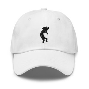 Puede incluir: Gorra de béisbol blanca con un diseño bordado en negro de un bailarín nativo americano.